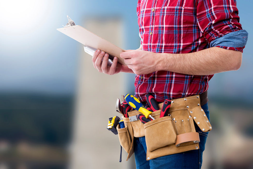 Handwerker mit Werkzeuggürtel und Klemmbrett.