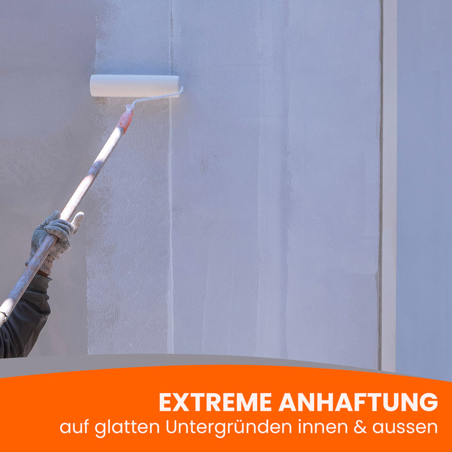 Person streicht Wand mit Farbroller, Text: "Extreme Haftung".