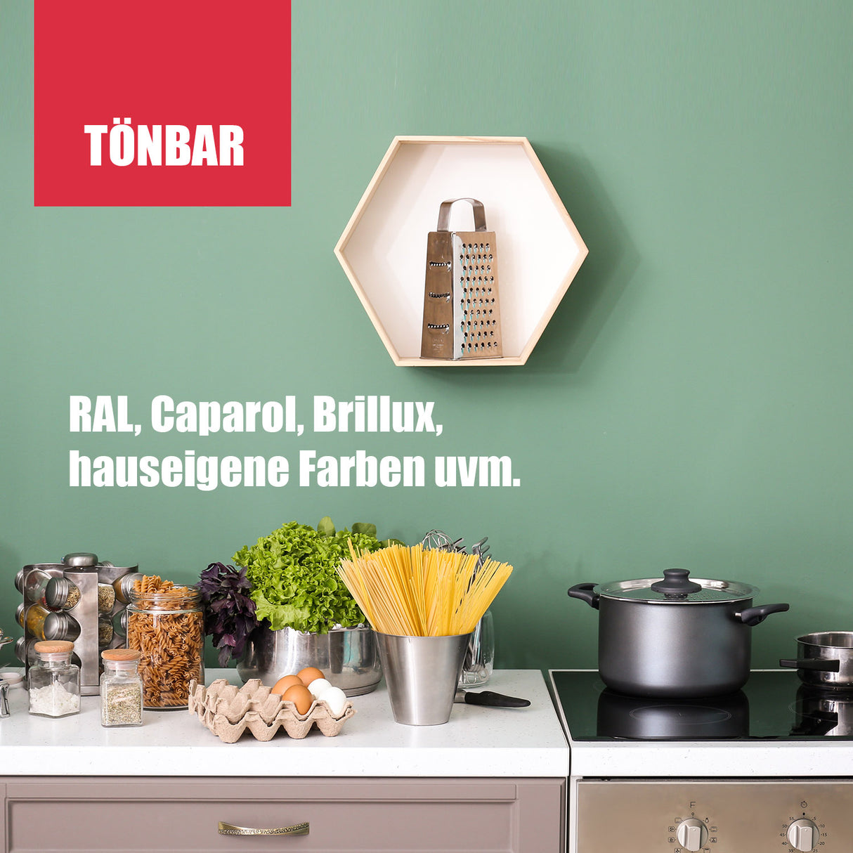 Küche mit grüner Wand und Regal.