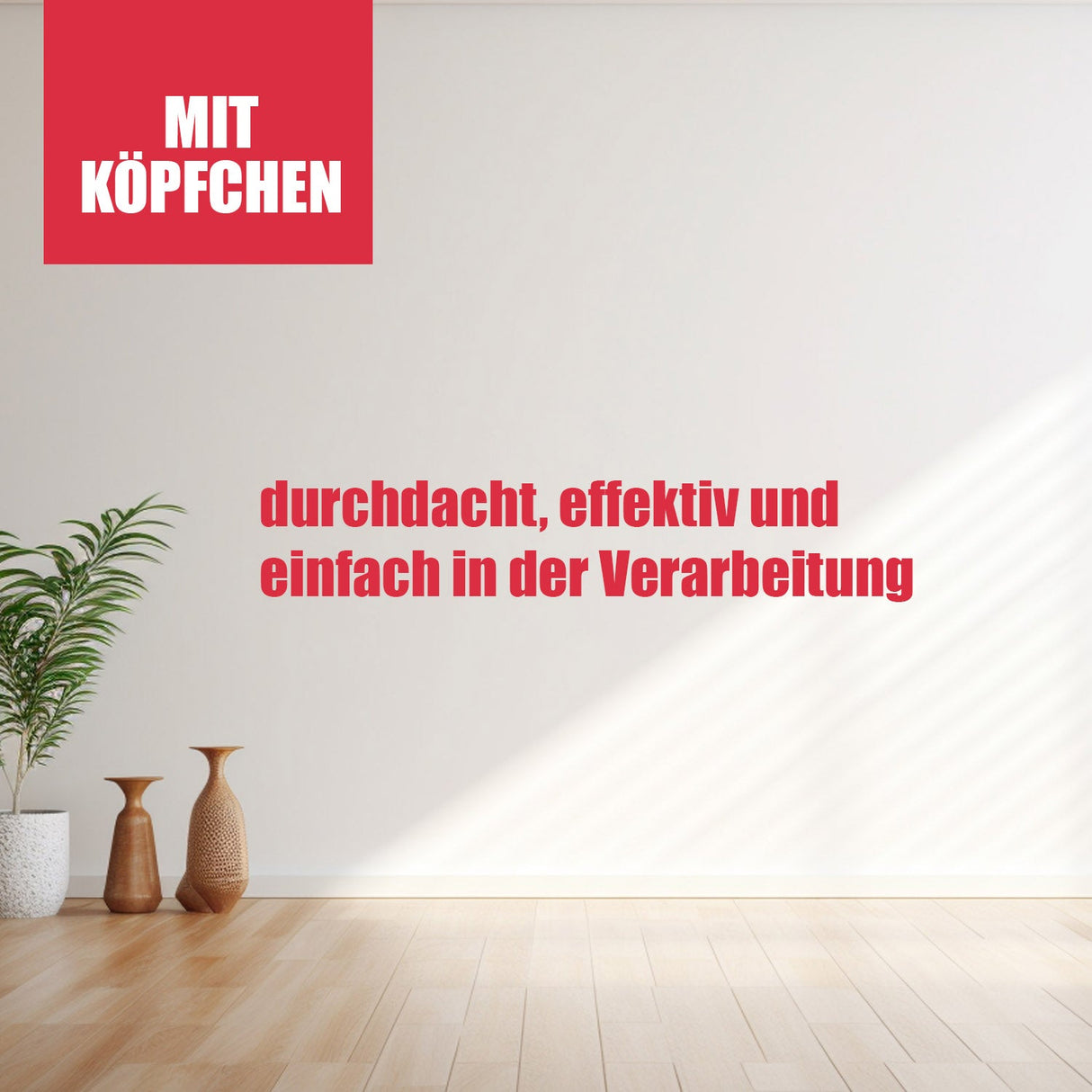 Leere Wand mit Dekovasen, Text.