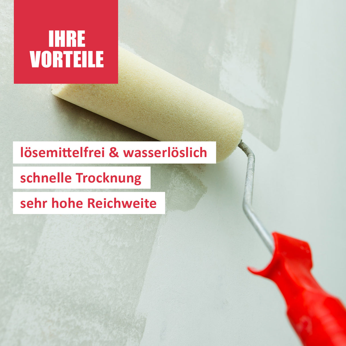 Farbrolle auf grauer Wand.