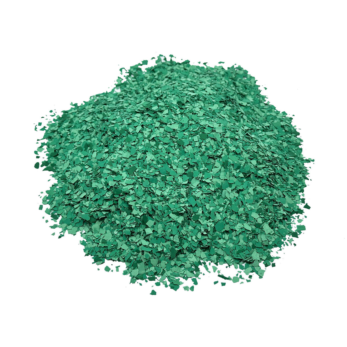 Grüne Kunststoffflocken auf weißem Hintergrund.