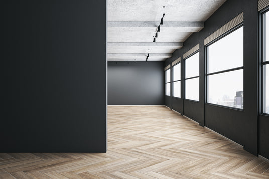 dunkle Wände im Büro