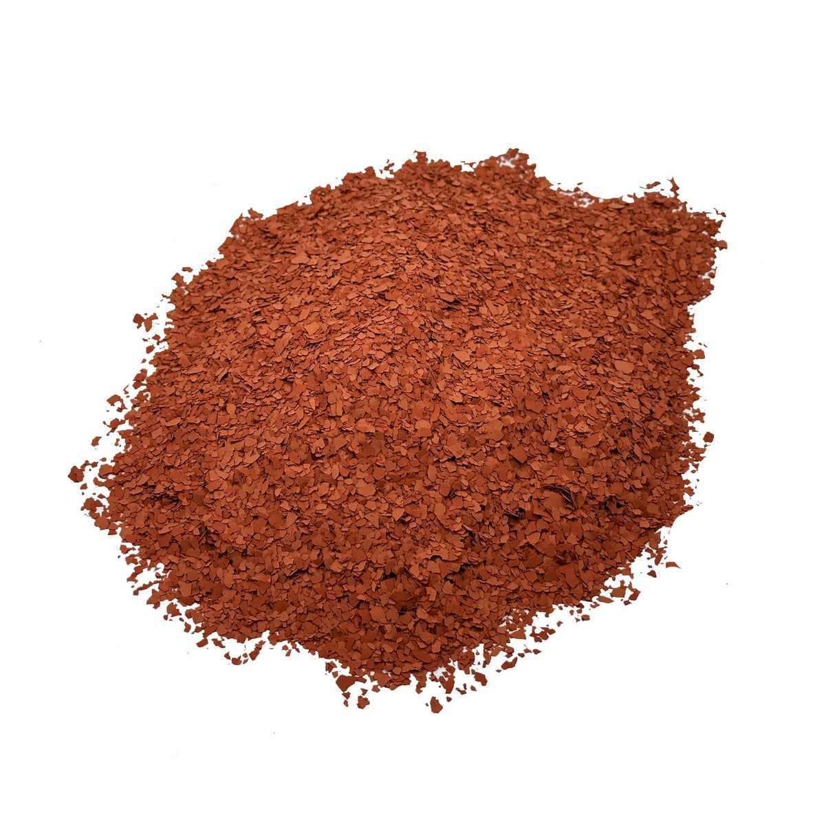 Rotbraunes Granulat auf weißem Hintergrund.