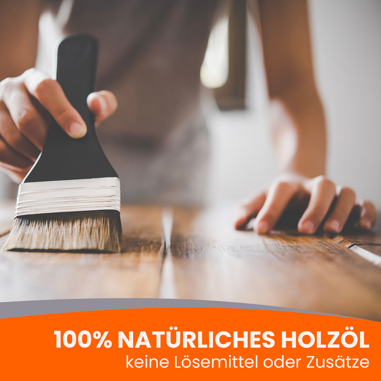 Pinsel auf Holzoberfläche, Text.