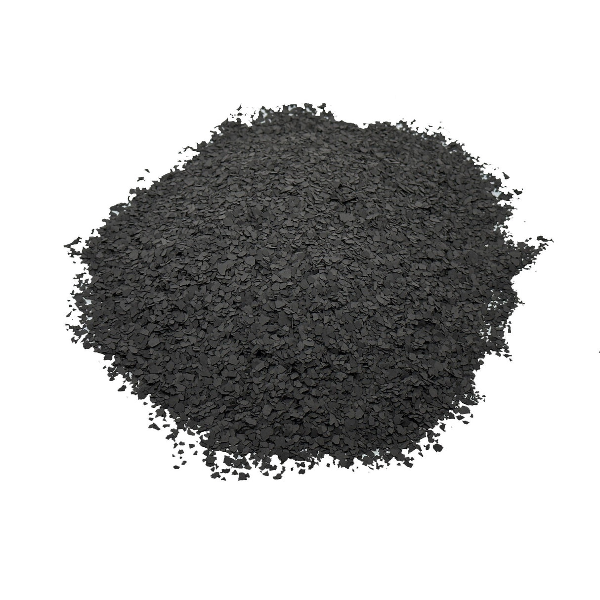 Schwarze Granulat-Haufen auf weißem Hintergrund.