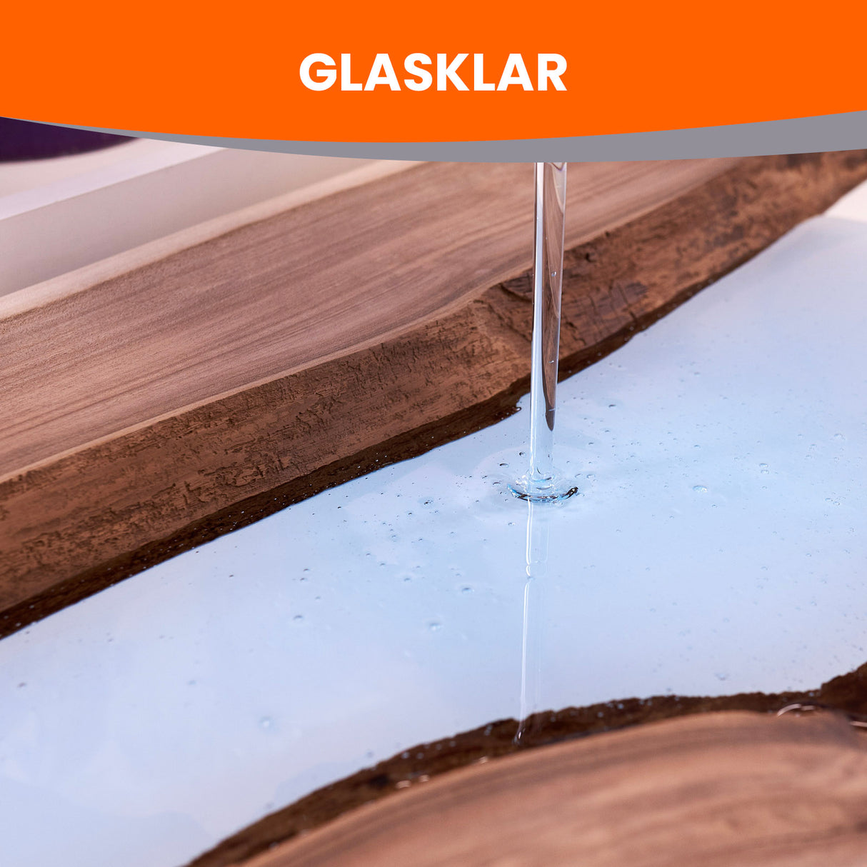 Epoxidharz wird auf Holz gegossen.