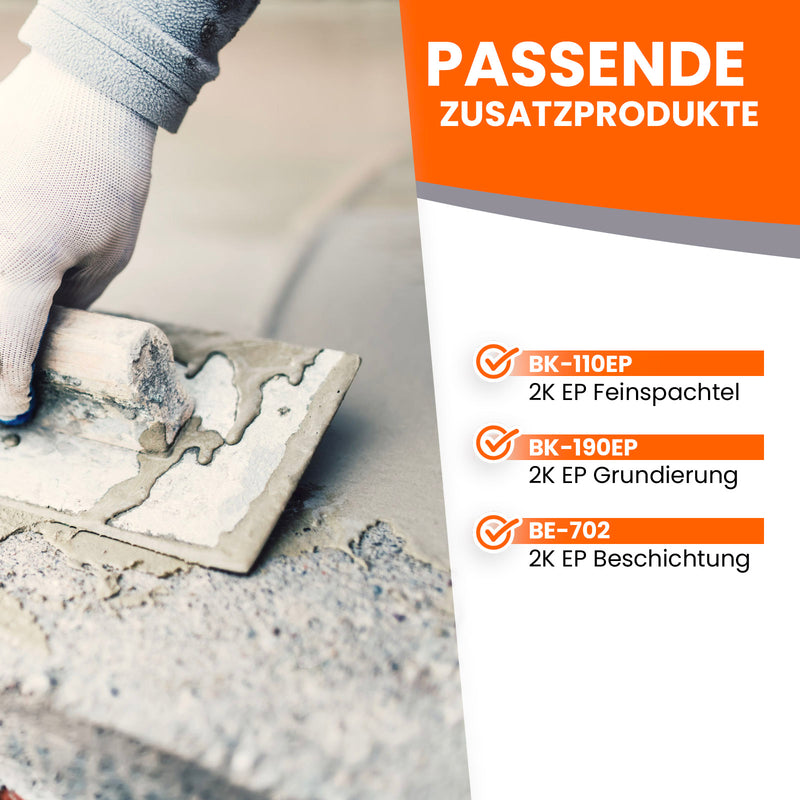 Hand spachtelt Betonoberfläche mit Kelle.