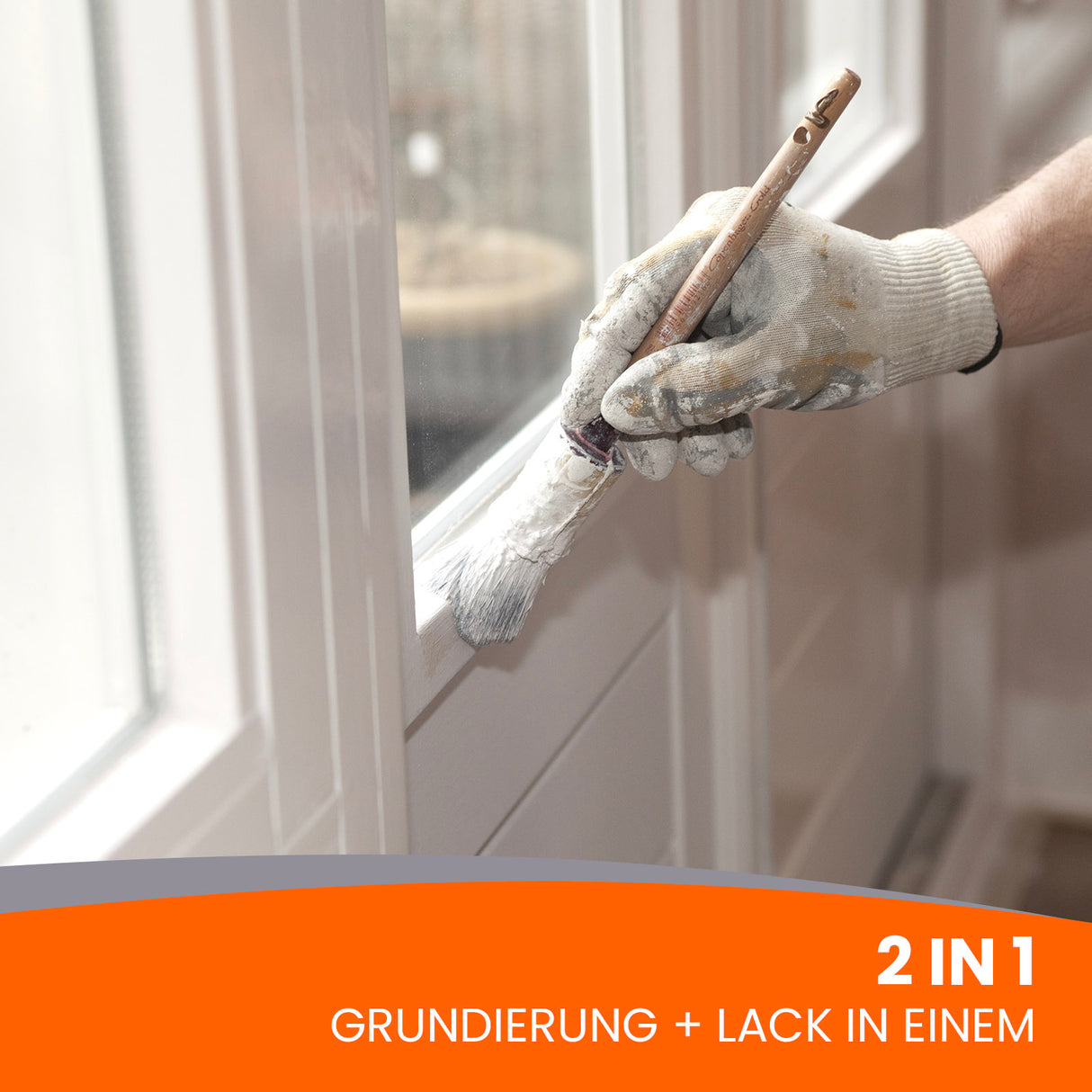 Pinsel streicht weißen Lack auf.