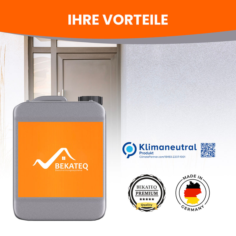 Kanister vor einer Tür.