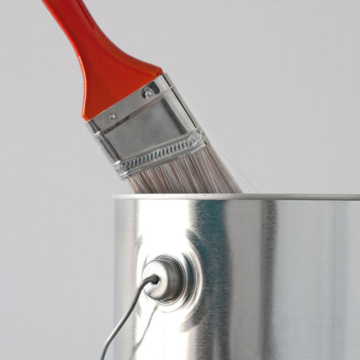 Pinsel in Farbdose eingetaucht.