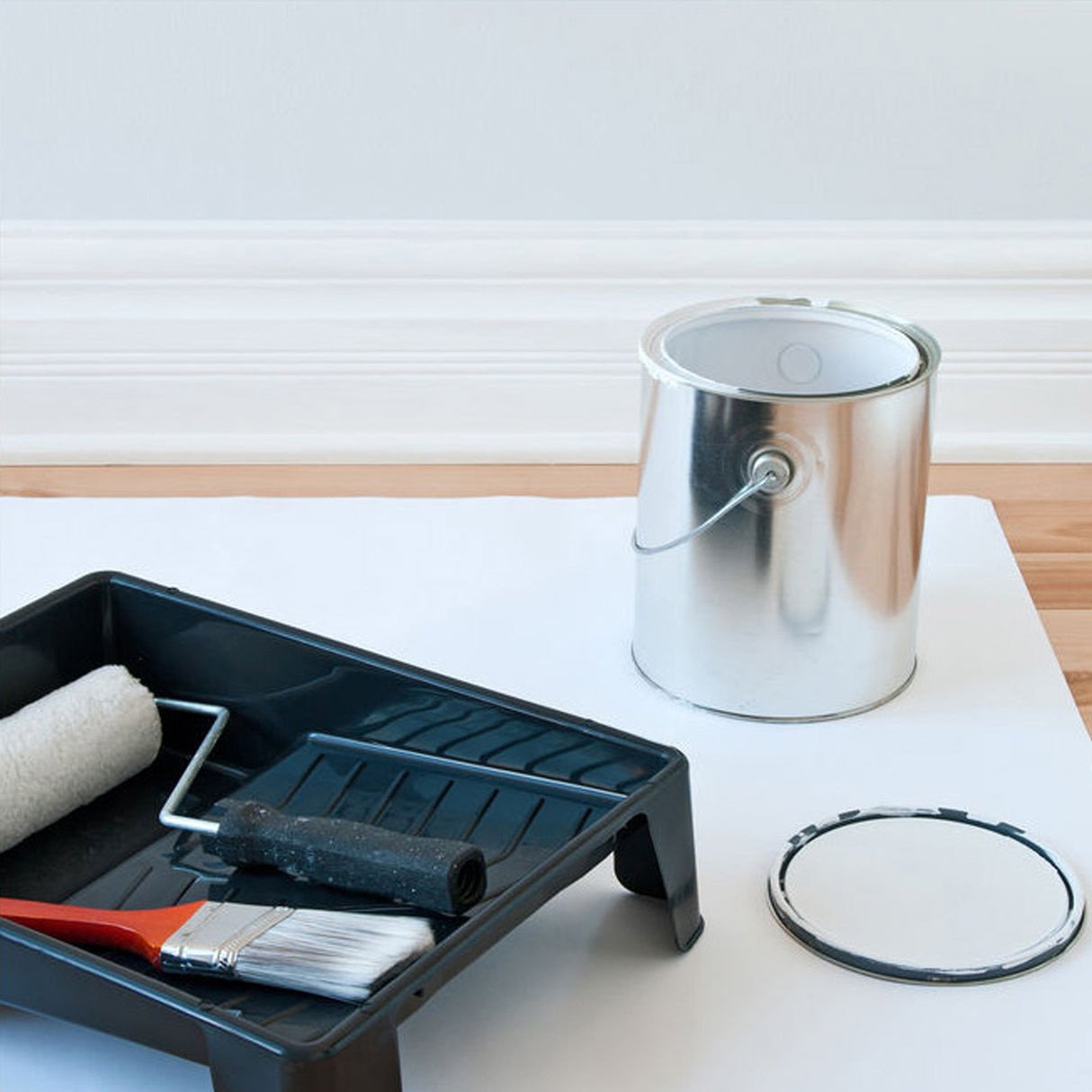 Farbeimer, Pinsel, Farbroller, Abtropfgitter.