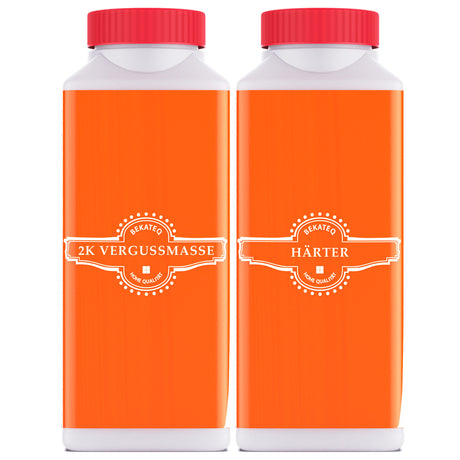 Zwei orangefarbene Flaschen mit Etiketten.