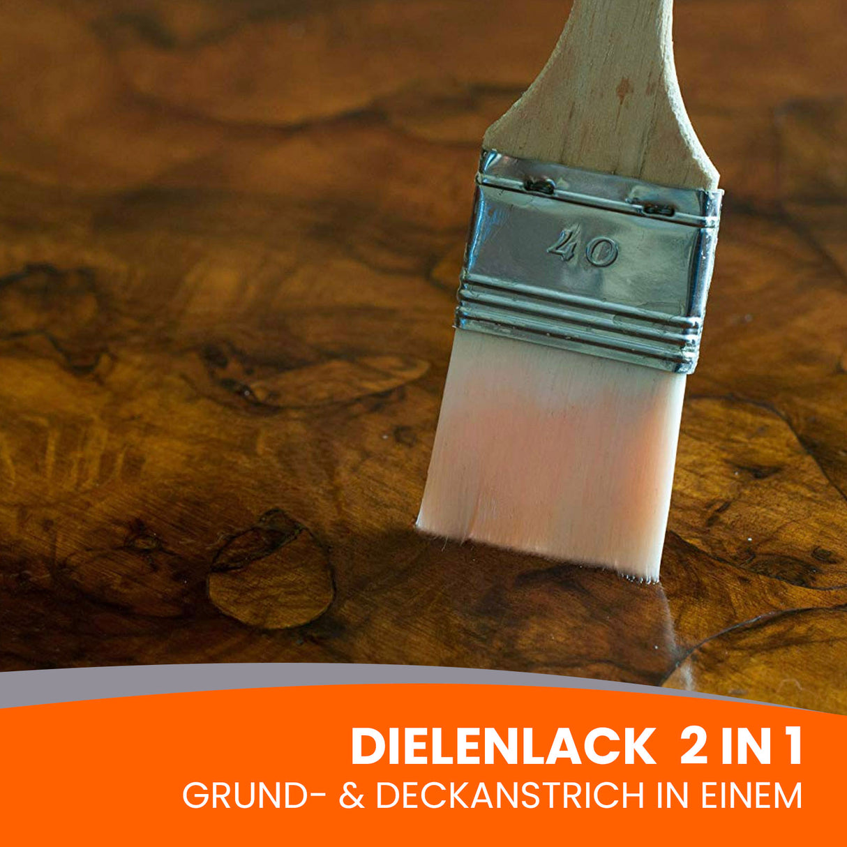 Pinsel auf lackierter Holzoberfläche.