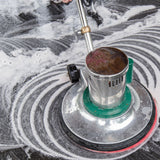 Bodenreinigungsmaschine auf nassem Boden.