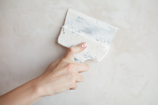 Frauenhand mit Spachtel