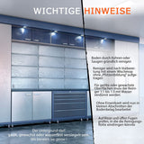 Küchenschränke mit Reinigungshinweisen.