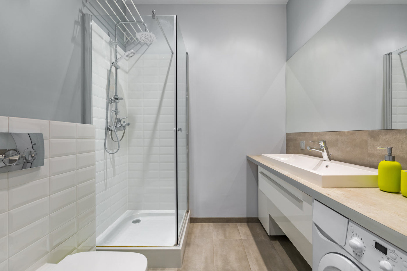 Bad mit Dusche und Waschbecken