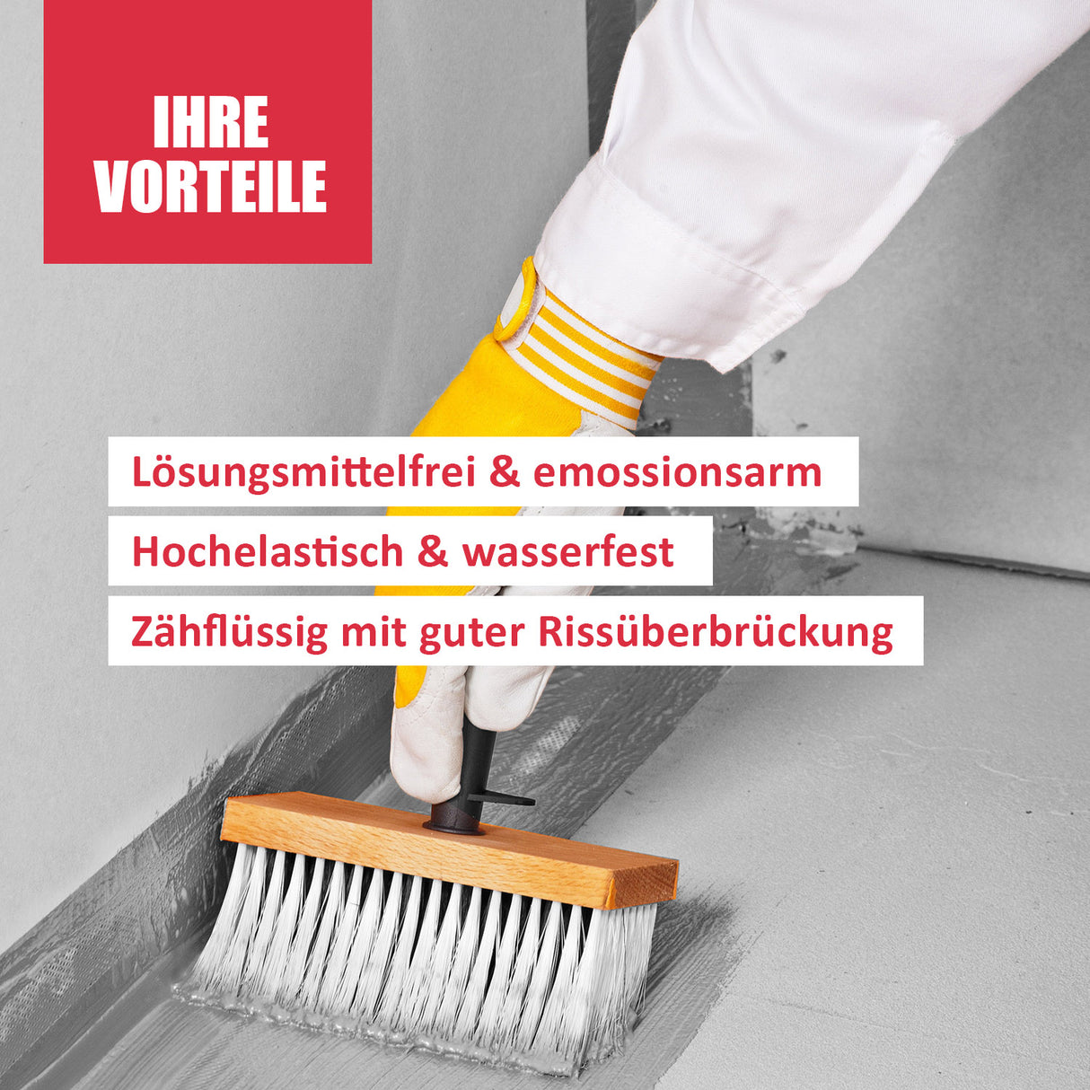 Person streicht Boden mit Pinsel.
