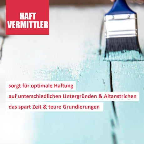 Pinsel streicht türkisfarbene Holzoberfläche.