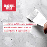 Spachtelmasse auf grauer Oberfläche aufgetragen.