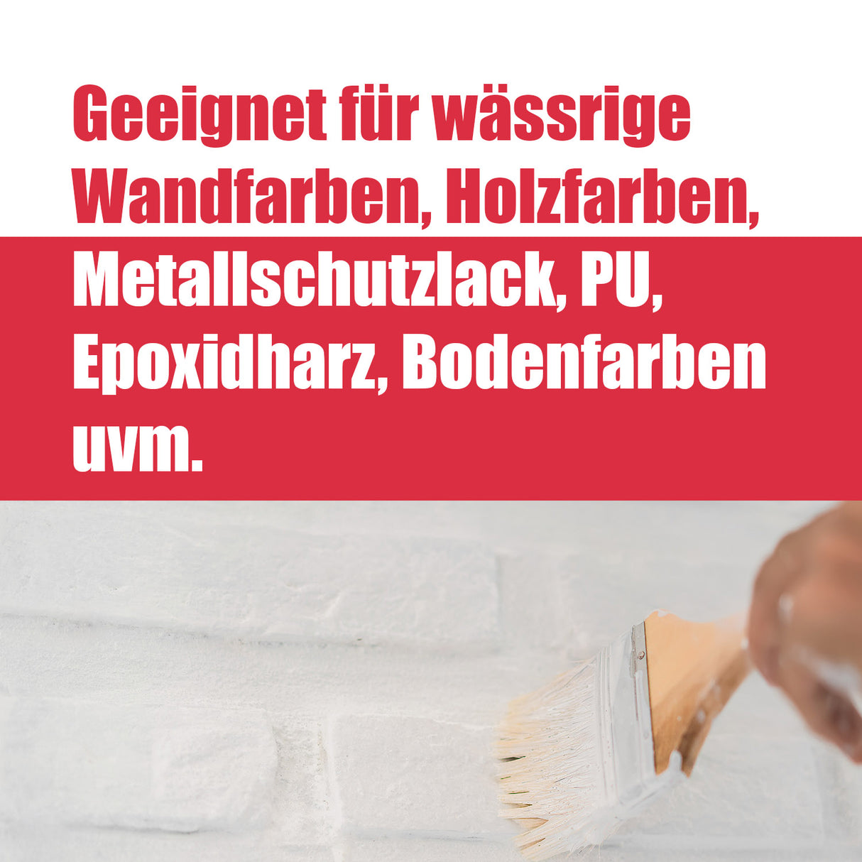 Pinsel streicht weiße Wandfarbe auf.