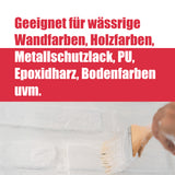 Pinsel streicht weiße Wandfarbe auf.