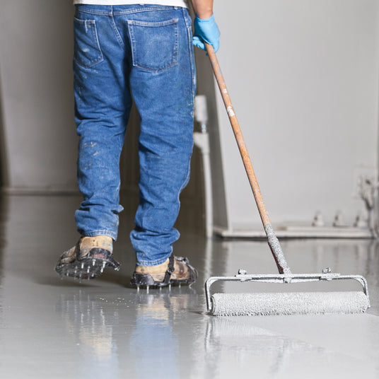 Arbeiter mit großer Bodenwalze