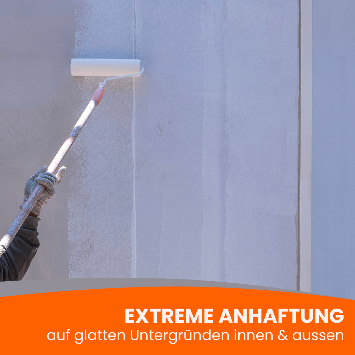 Person streicht Wand mit Farbroller, Text: "Extreme Haftung".