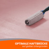 Farbroller auf rosa Oberfläche mit Text "OPTIMALE HAFTBRÜCKE".