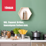 Küche mit grüner Wand und Regal.