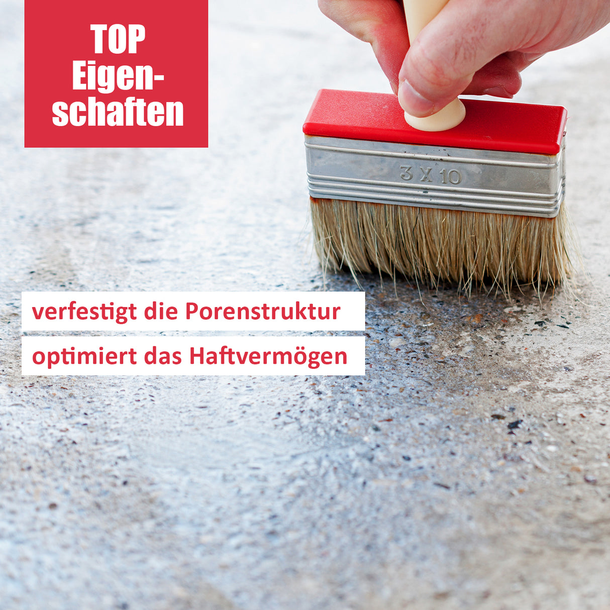 Pinsel auf Betonoberfläche mit Text.