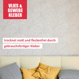 Vlies-Tapete über Sofa mit Kissen.