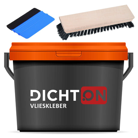 Eimer Dicht.On Vlieskleber, Pinsel, Spachtel auf weißem Hintergrund.