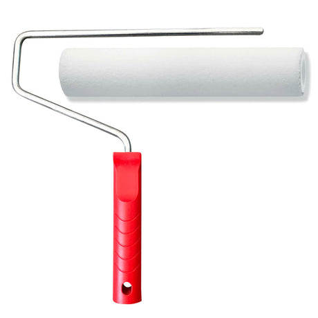Farbrolle mit rotem Griff.