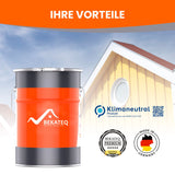 Farbkanister vor Haus und Himmel.