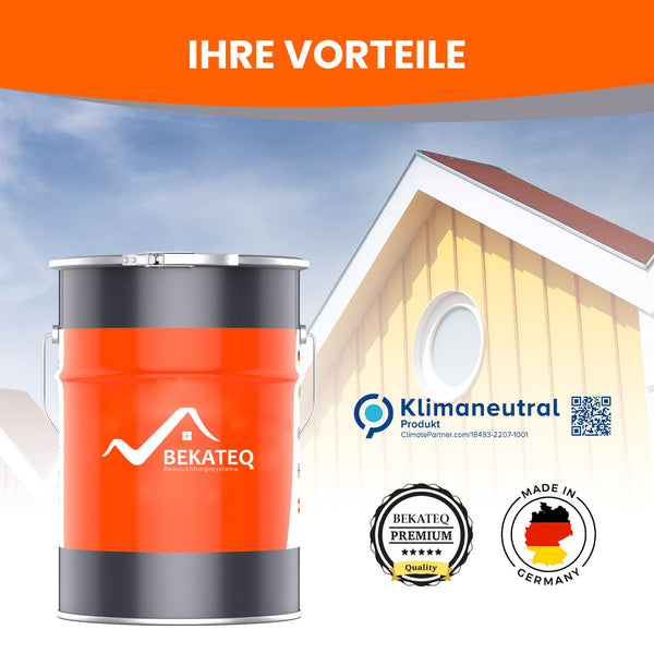 Farbkanister vor Haus und Himmel.