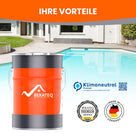 Farbeimer vor Pool und Haus.