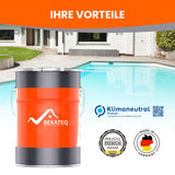 Farbeimer vor Pool und Haus.