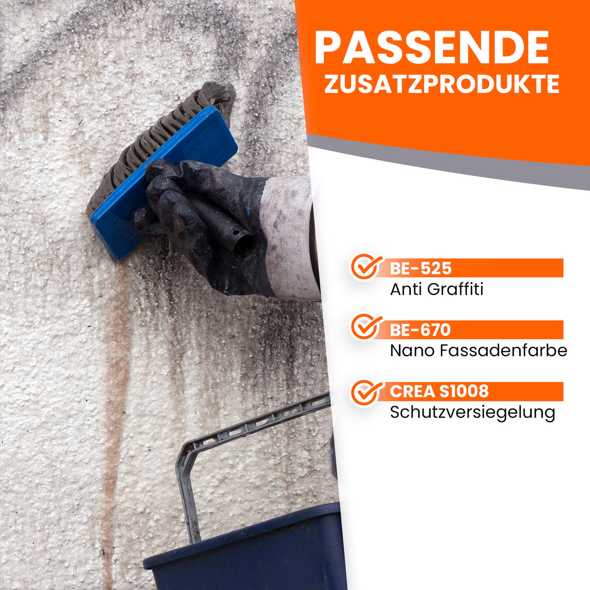 Hand reinigt Wand mit Bürste.