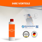 Person entfernt Graffiti mit Reiniger.