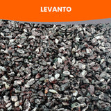 Dunkle Steine mit "Levanto"-Text.