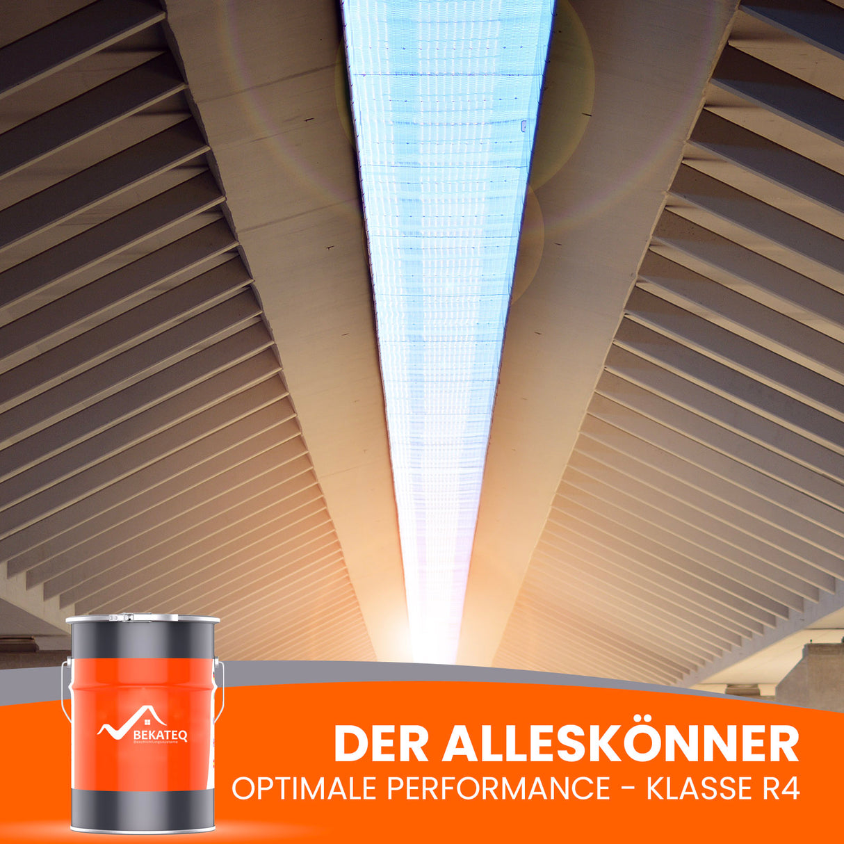 Farbeimer unter Brücke mit Licht.
