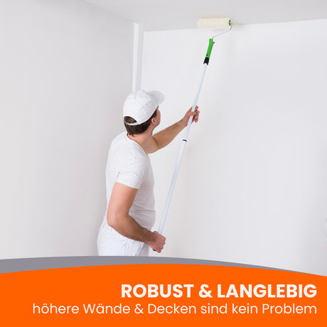 Maler streicht Decke mit Rolle.