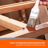 Pinsel trägt braune Farbe auf.