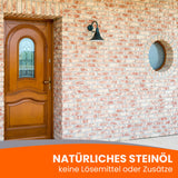 Holztür und Backsteinwand mit Text.