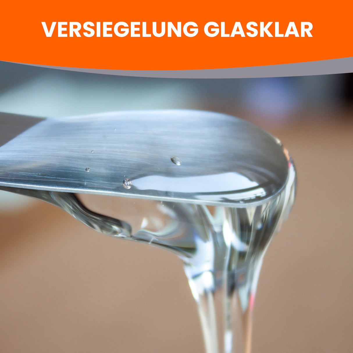 Klarlack fließt von Spachtel.