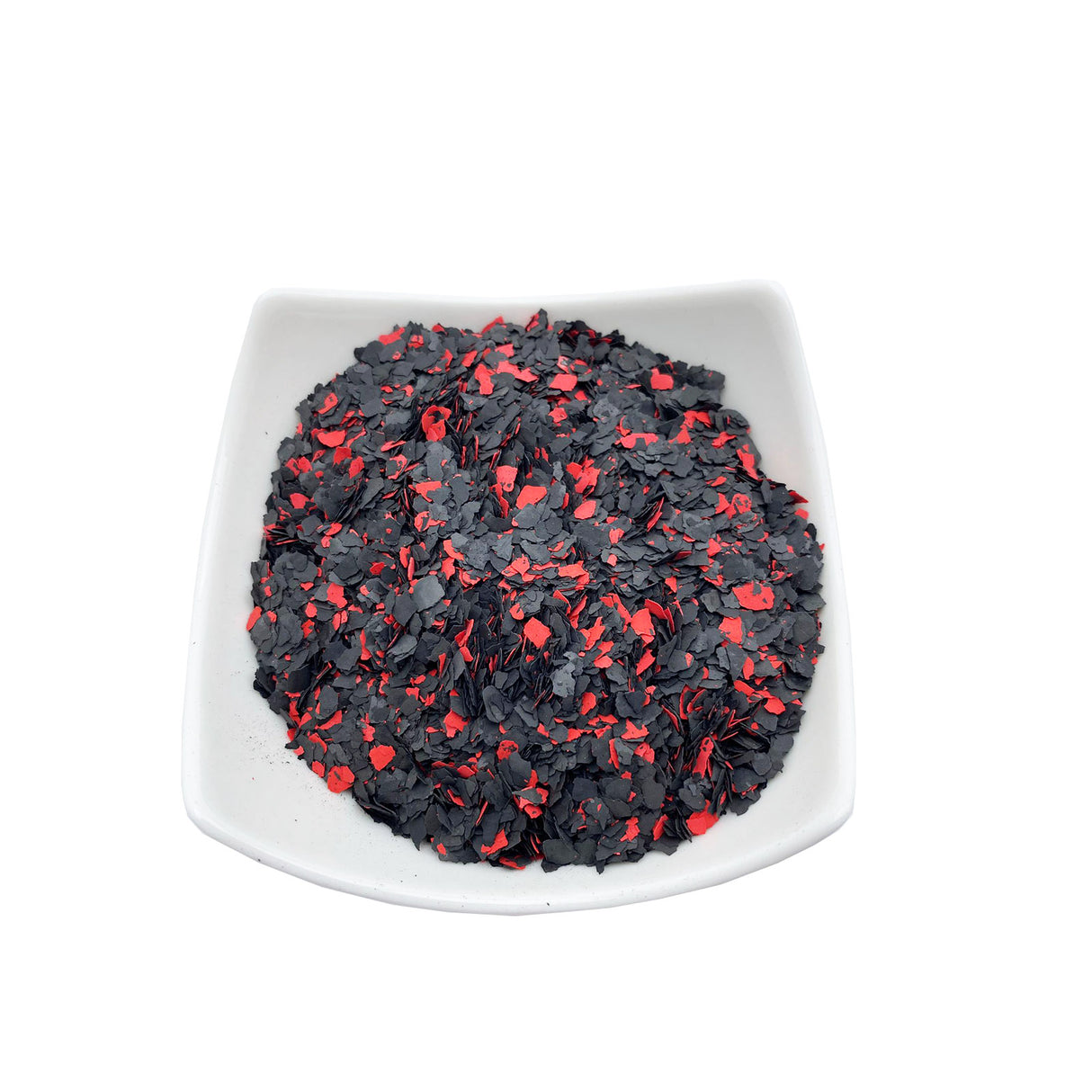 Schwarz-rote Flocken auf Teller.