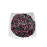 Schwarz-rote Flocken auf Teller.