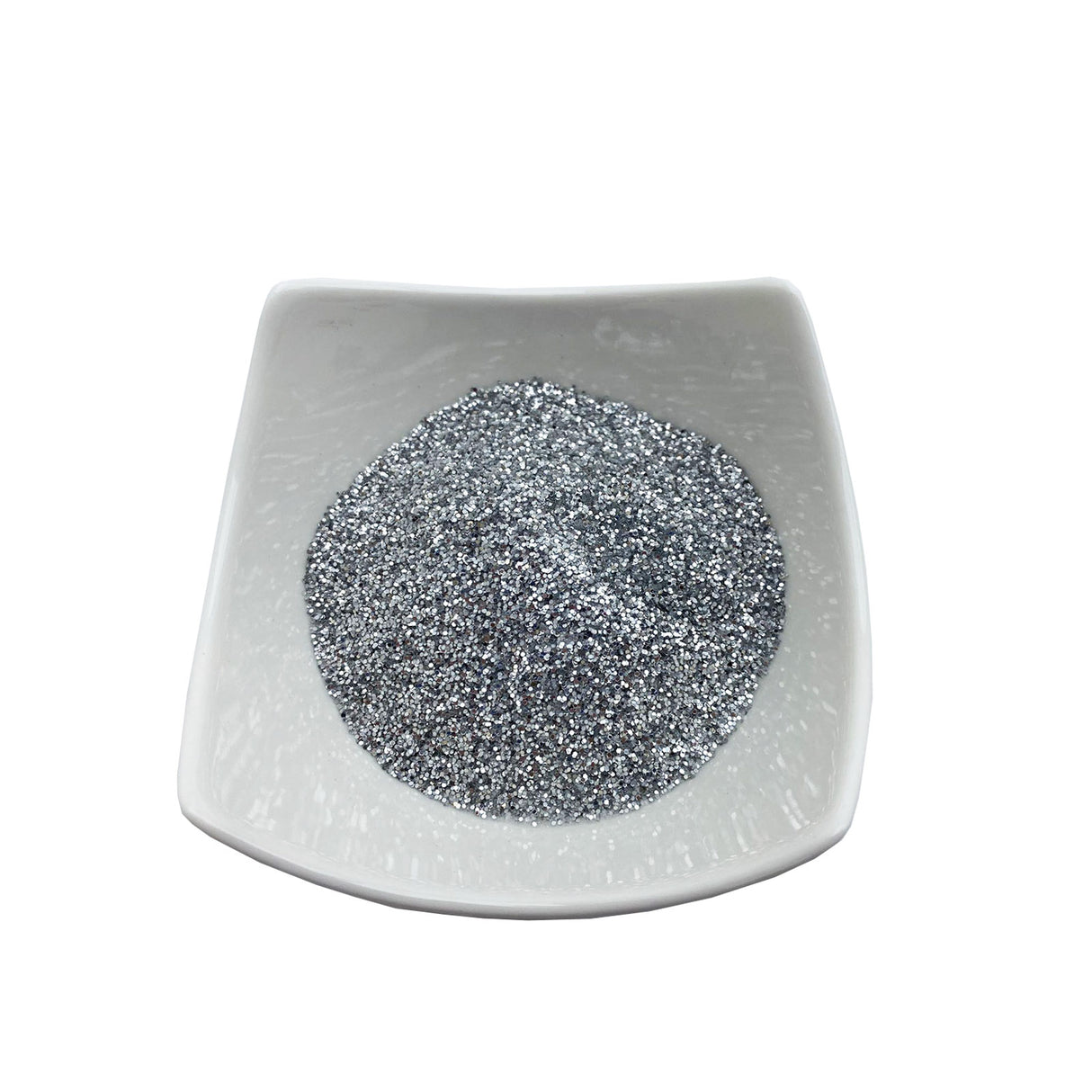 Silbernes Glitzerpulver auf weißem Teller.